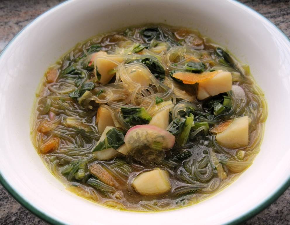 Gemüsesuppe mit Glasnudeln und Jakobsmuscheln Gemüsesuppe mit Glasnudeln und Jakobsmuscheln