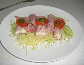 Schinkenröllchen mit Apfel und Wasabimayonnaise auf Eisbergsalat Schinkenröllchen mit Apfel und Wasabimayonnaise auf Eisbergsalat