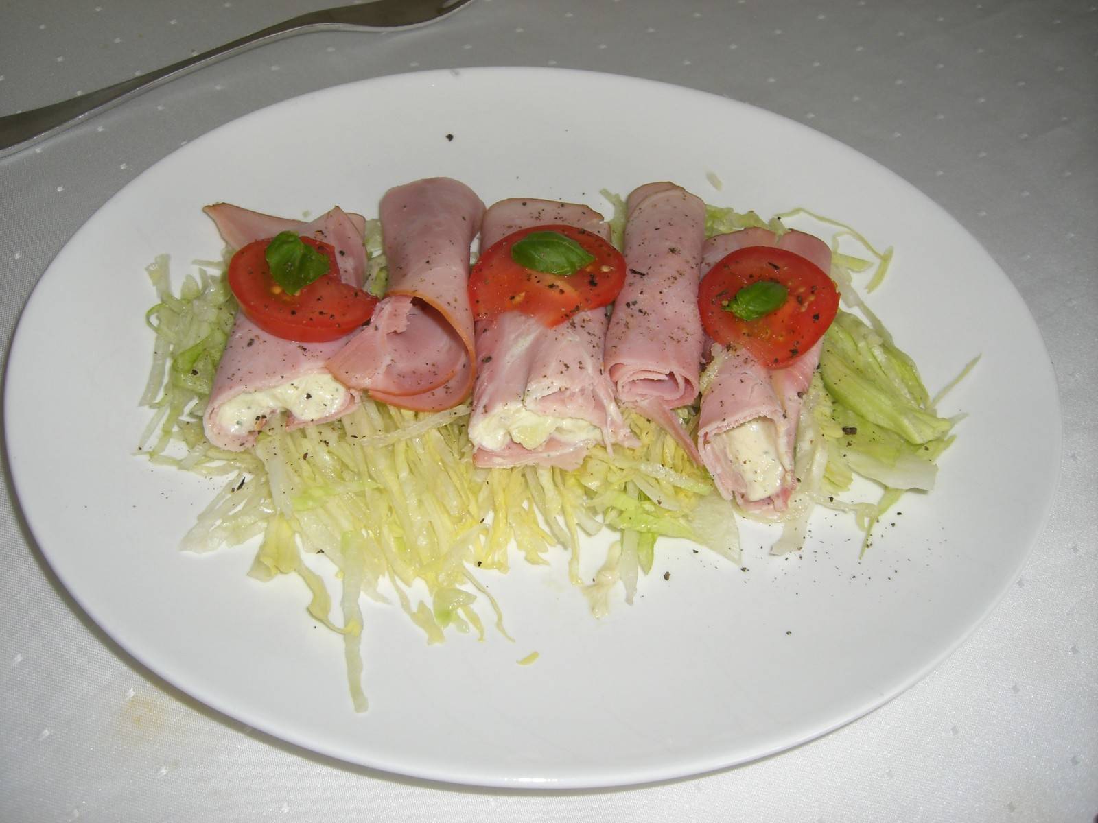 Schinkenröllchen mit Apfel und Wasabimayonnaise auf Eisbergsalat Rezept ... Schinkenröllchen mit Apfel und Wasabimayonnaise auf Eisbergsalat Rezept ...