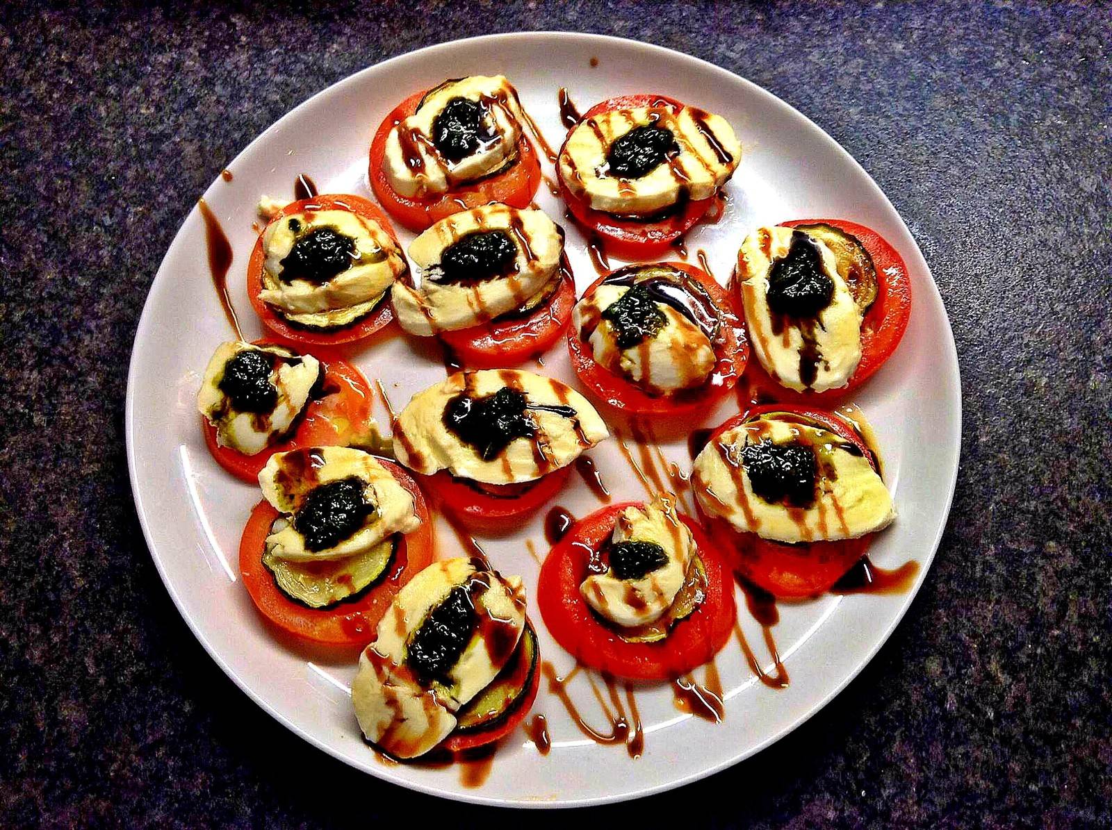 Tomaten-Mozzarella-Salat mit Kürbiskernöl