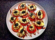 Tomaten-Mozzarella-Salat mit Kürbiskernöl Tomaten-Mozzarella-Salat mit Kürbiskernöl