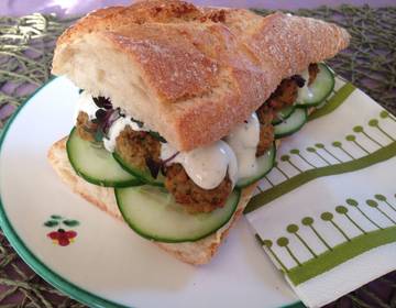 Vegetarisches Falafel-Sandwich Vegetarisches Falafel-Sandwich