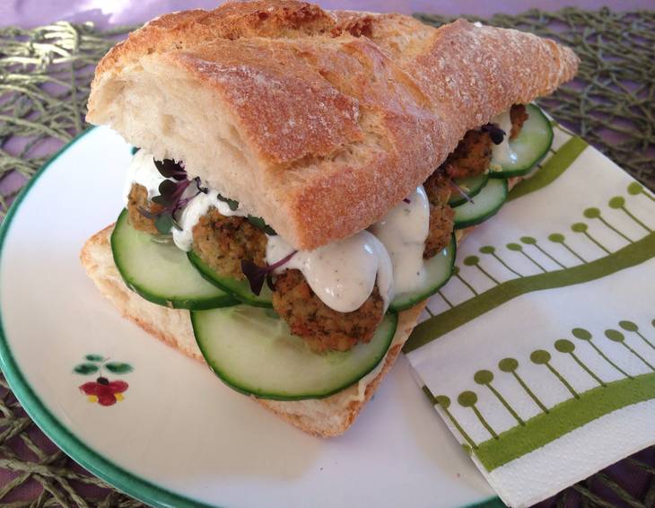 Vegetarisches Falafel-Sandwich Vegetarisches Falafel-Sandwich