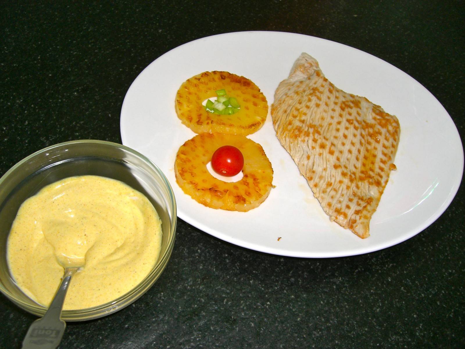 Putenschnitzel mit Currysauce und Ananas
