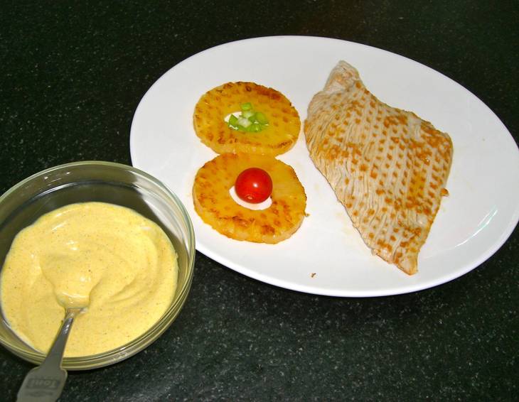 Putenschnitzel mit Currysauce und Ananas