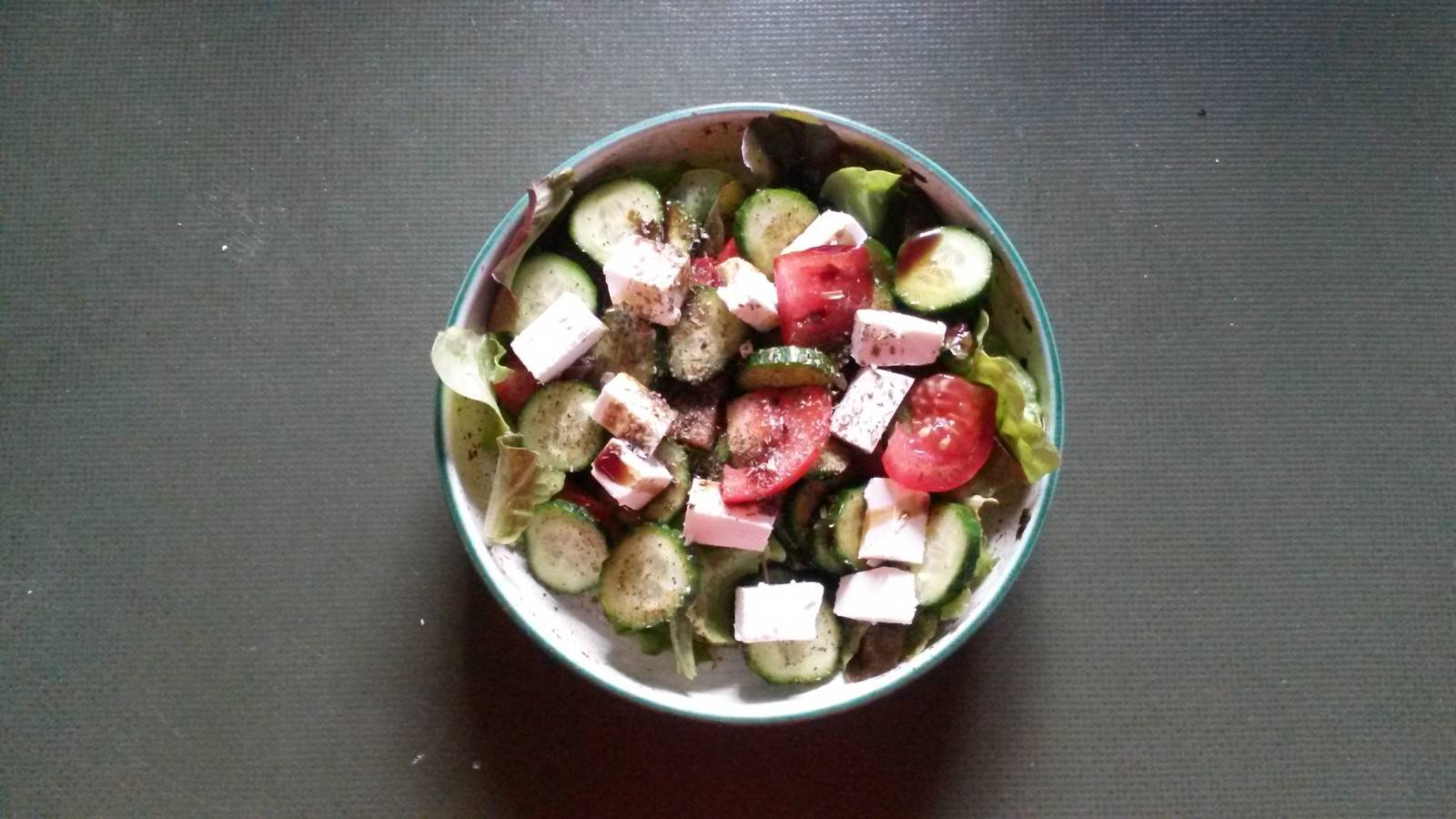 Bunter Salat mit Schafkäse und Kernöl