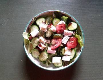 Bunter Salat mit Schafkäse und Kernöl