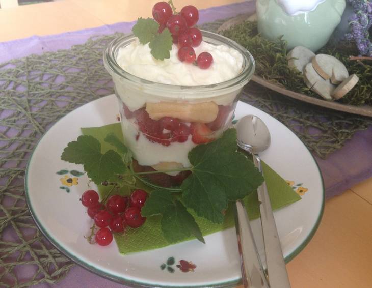 Vanille-Beeren-Trifle