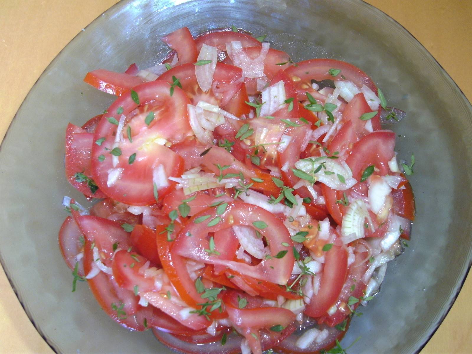 Tomatensalat mit Thymianblättchen Rezept - ichkoche.de Tomatensalat mit Thymianblättchen Rezept - ichkoche.de