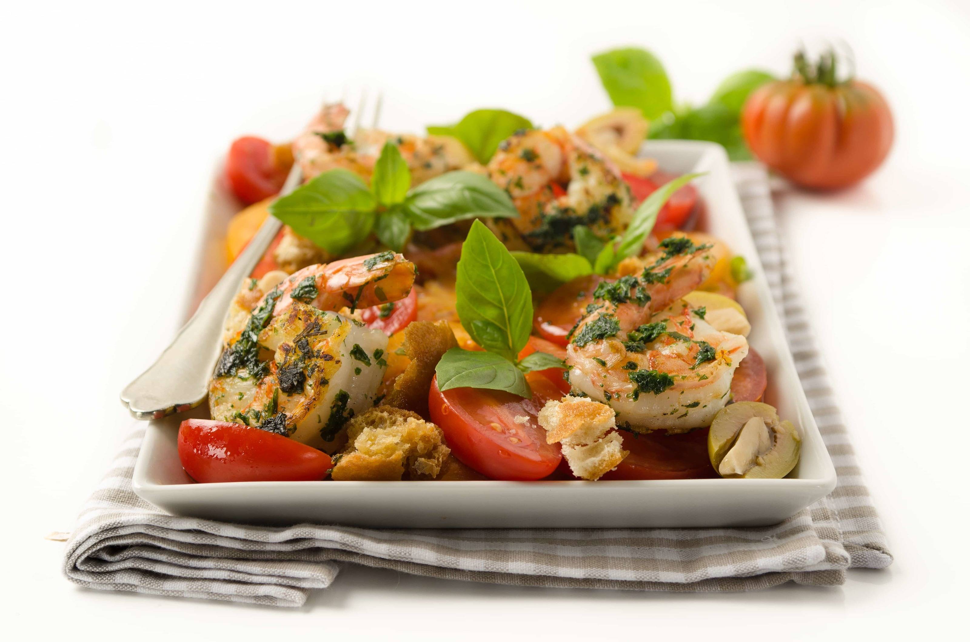 Gebratene Garnelen mit Paradeiser-Brot-Salat Rezept