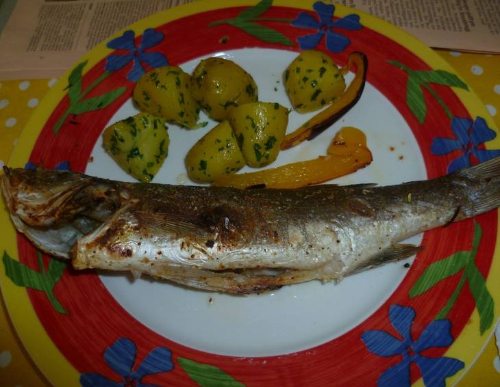 Gegrillter Wolfsbarsch mit Petersilerdäpfeln Gegrillter Wolfsbarsch mit Petersilerdäpfeln