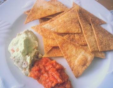 Tortillachips mit zweierlei Dips Tortillachips mit zweierlei Dips