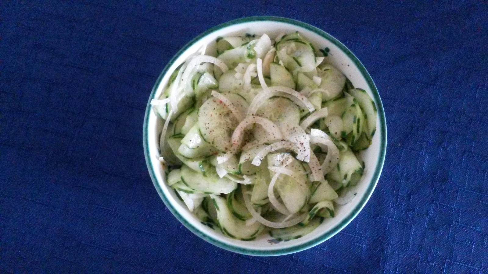 Gurkensalat mit Zwiebel