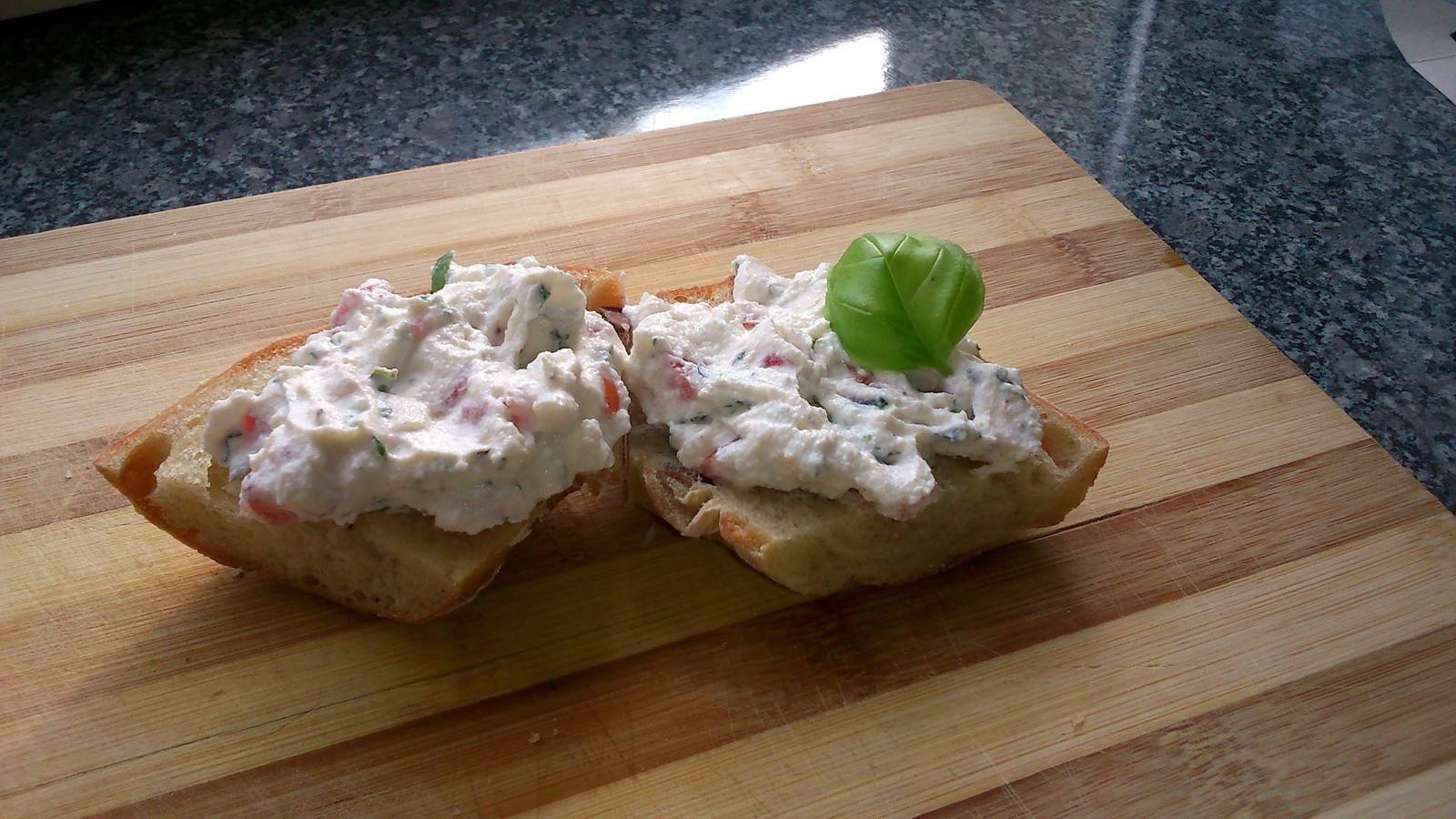 Ricotta-Aufstrich mit Tomaten