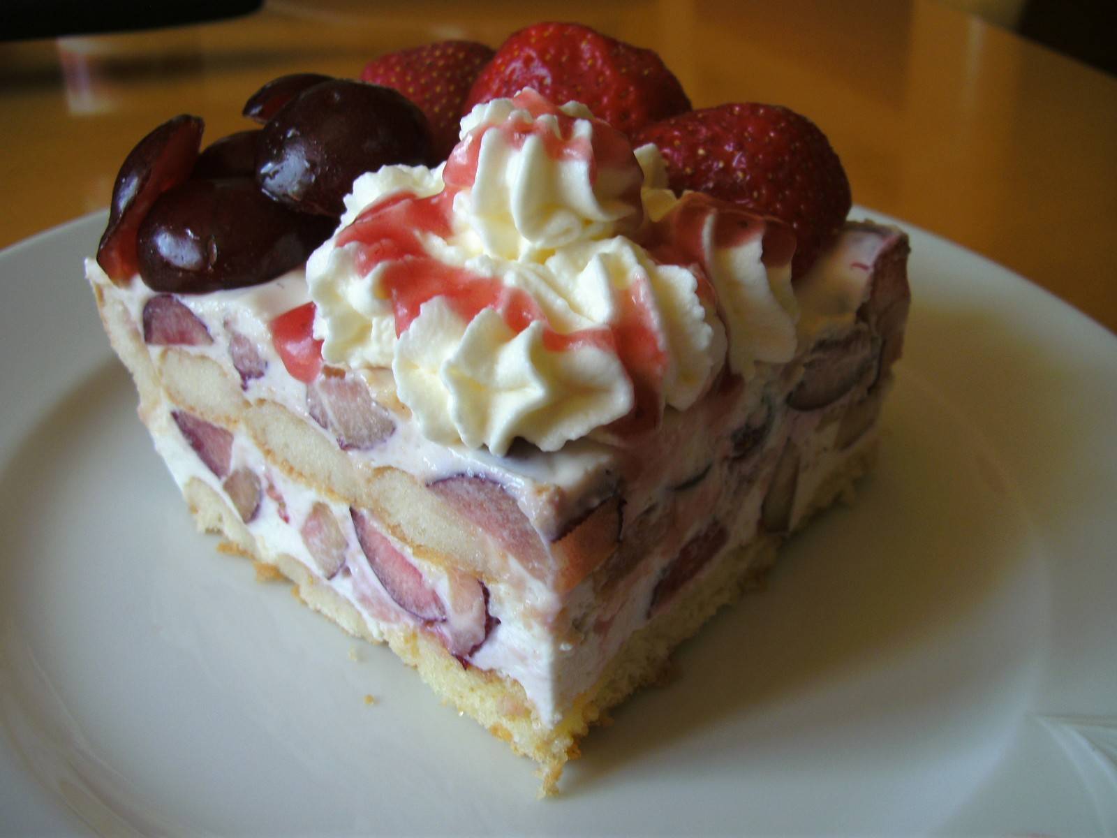 Erdbeer-Kirsch-Tiramisu Erdbeer-Kirsch-Tiramisu