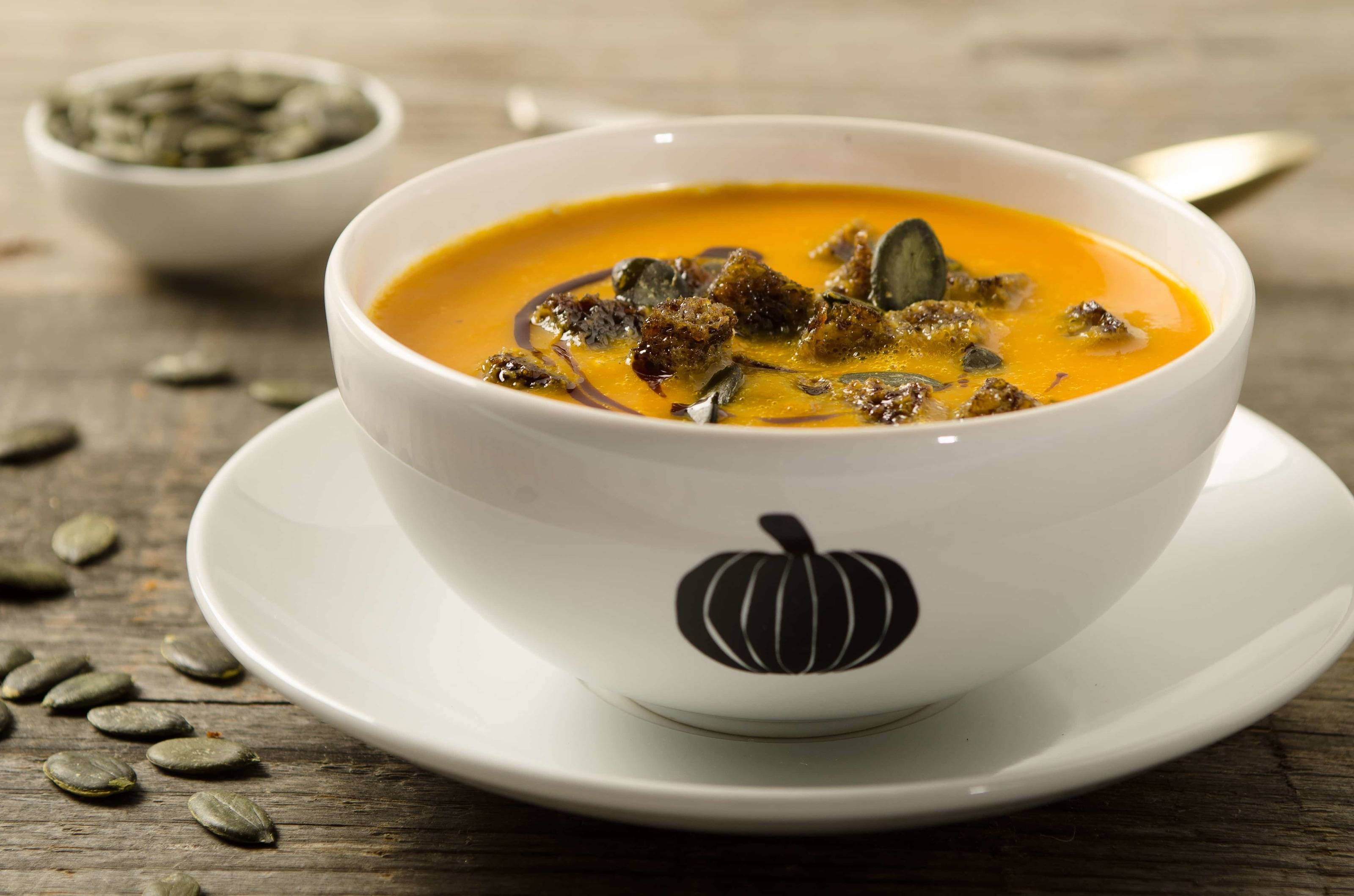 Wärmende Kürbissuppe mit Kürbiskernöl-Croûtons Rezept - ichkoche.at Wärmende Kürbissuppe mit Kürbiskernöl-Croûtons Rezept - ichkoche.at