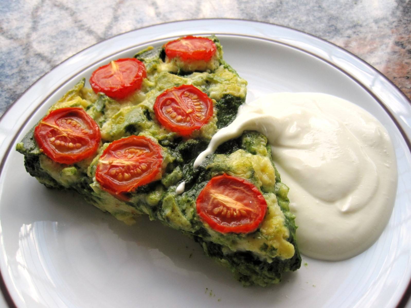 Spinat-Kartoffeltorte mit Fetasauce Rezept - ichkoche.de Spinat-Kartoffeltorte mit Fetasauce Rezept - ichkoche.de