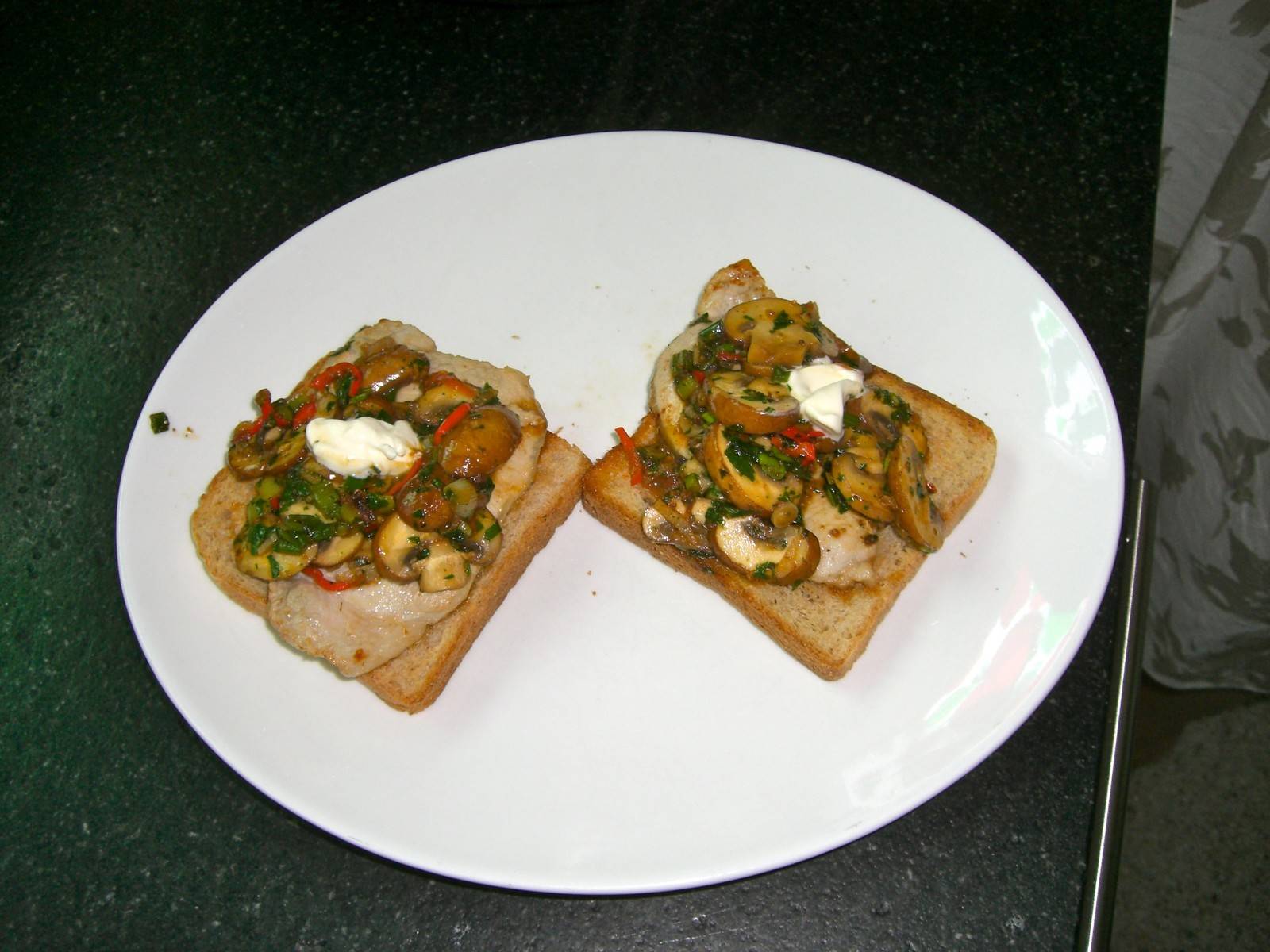 Minutensteak mit scharfen Pilzen auf Toast