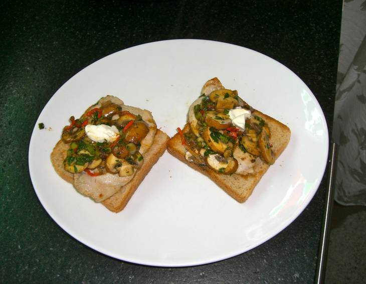 Minutensteak mit scharfen Pilzen auf Toast Minutensteak mit scharfen Pilzen auf Toast