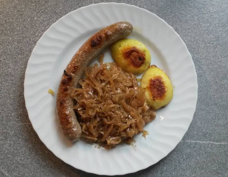 Gedünstetes Kraut mit Bratwurst Gedünstetes Kraut mit Bratwurst