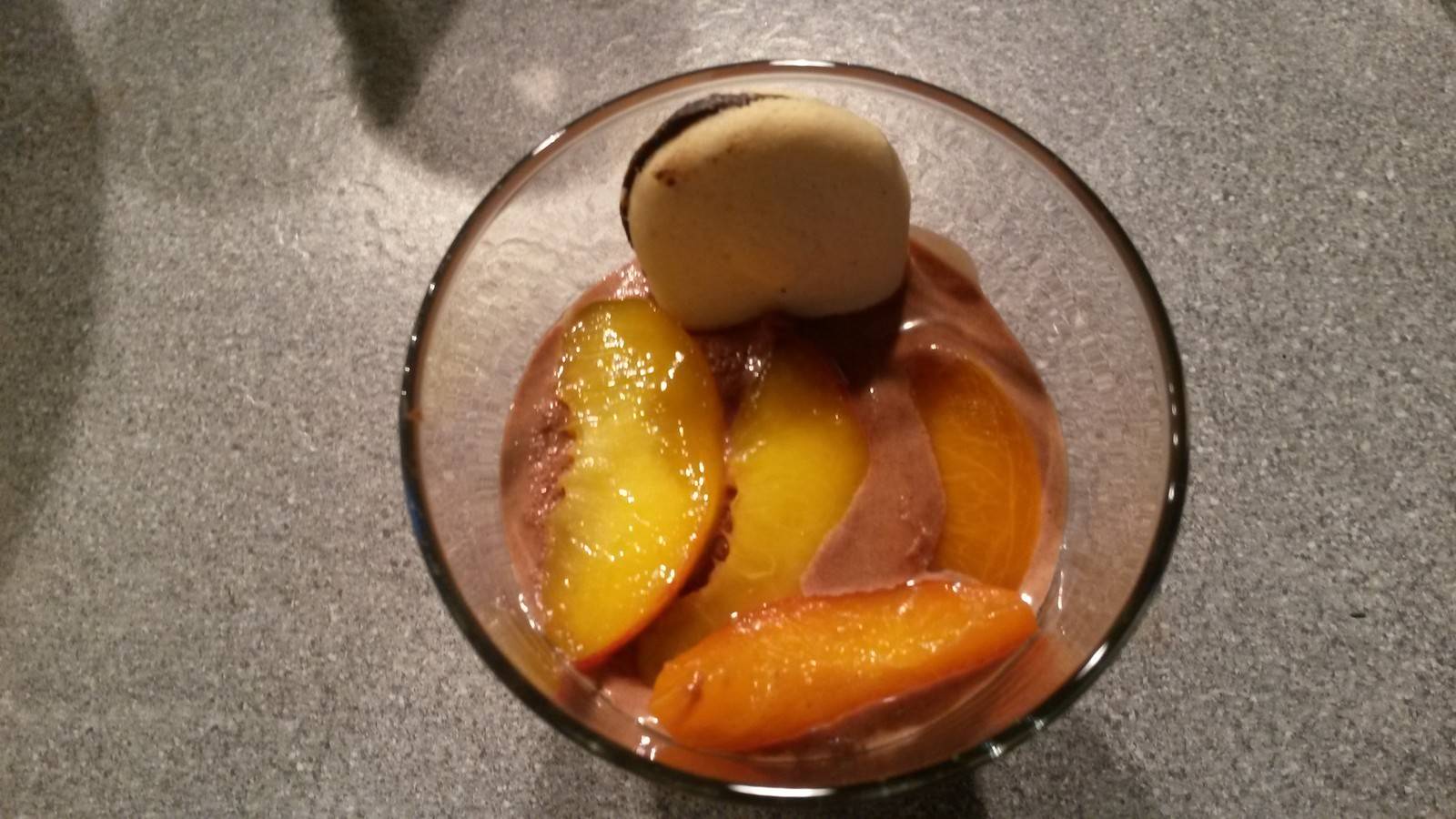 Schokocreme mit marinierten Pfirsichspalten Rezept - ichkoche.de