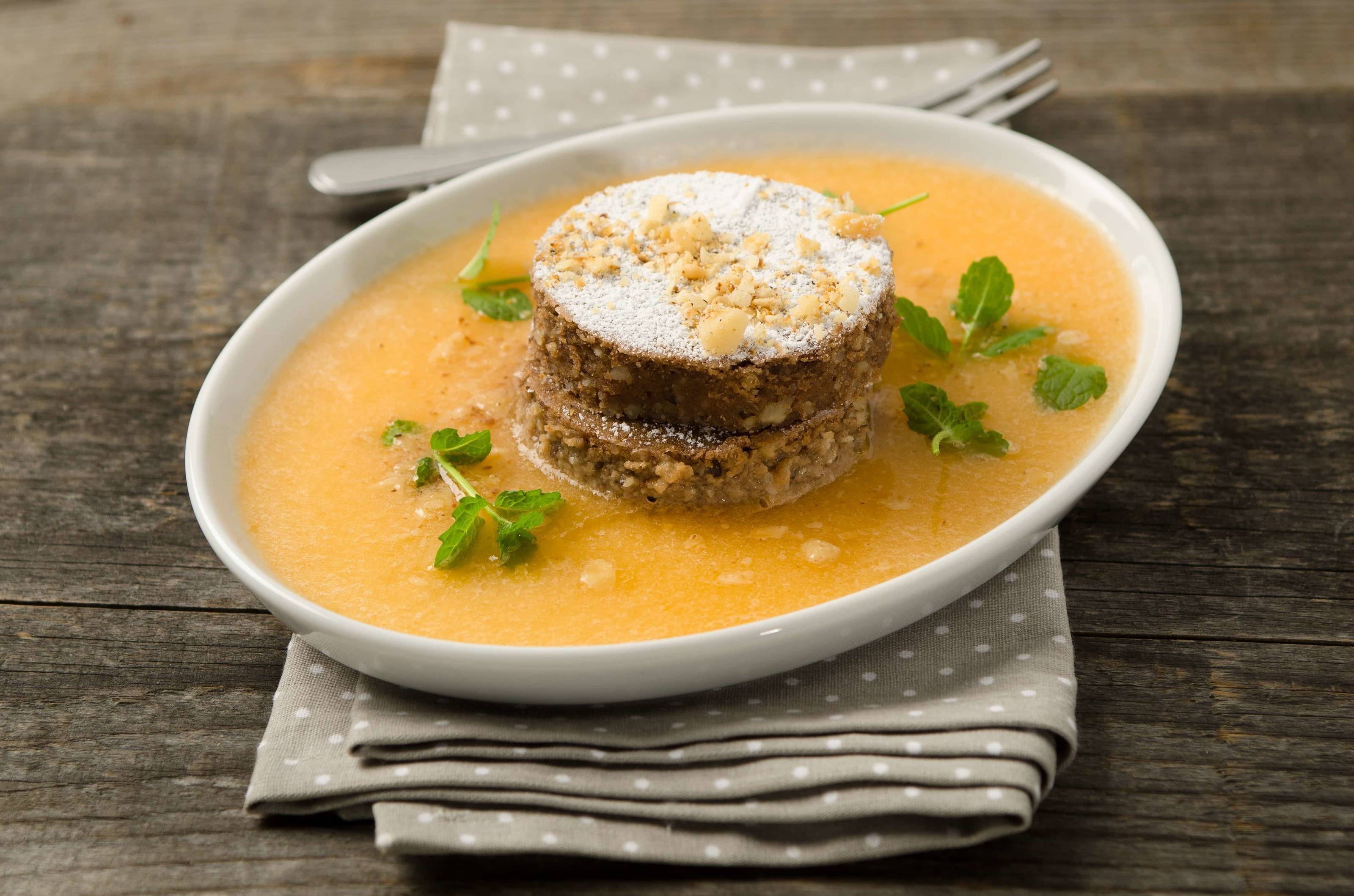 Dinkel-Nuss Kakao-Kuchen mit kalter Melonensuppe