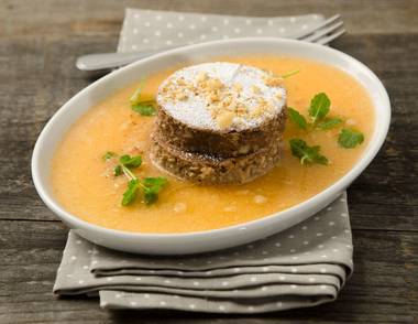 Dinkel-Nuss-Kakao-Kuchen mit kalter Melonensuppe Sie sehen dieses Bild nicht? Klicken Sie mit der rechten Maustaste darauf und wählen Sie „Bilder herunterladen.“