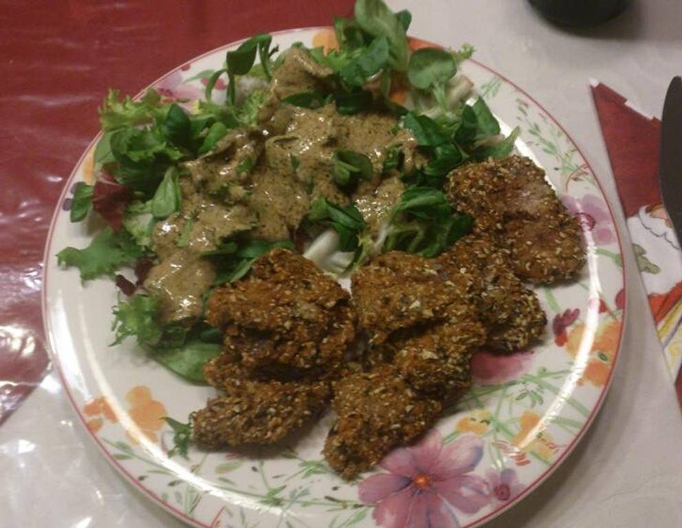 Steirische Hühnerleber in Kürbiskern-Sesampanier mit Kernöldip Steirische Hühnerleber in Kürbiskern-Sesampanier mit Kernöldip