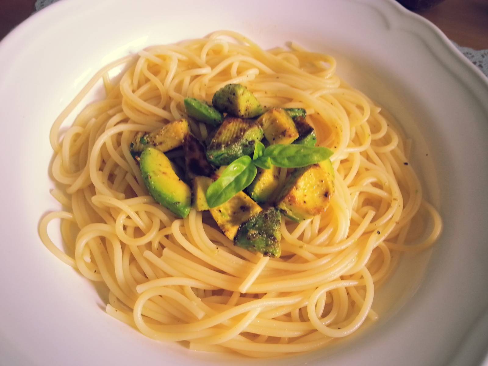 Vegane Spaghetti in Knoblauchmarinade mit gebratenen Avocado
