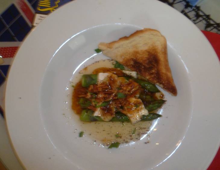Grüner Spargel mit Honig-Mandelsauce und Brie Grüner Spargel mit Honig-Mandelsauce und Brie