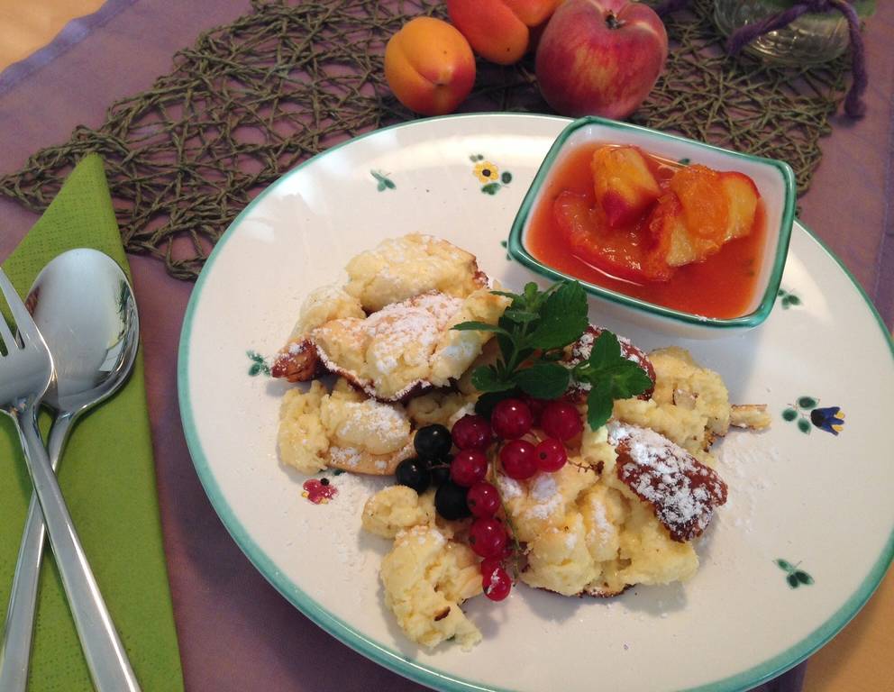 Topfen-Rahm-Schmarren mit Marillen-Pfirsich-Röster Topfen-Rahm-Schmarren mit Marillen-Pfirsich-Röster