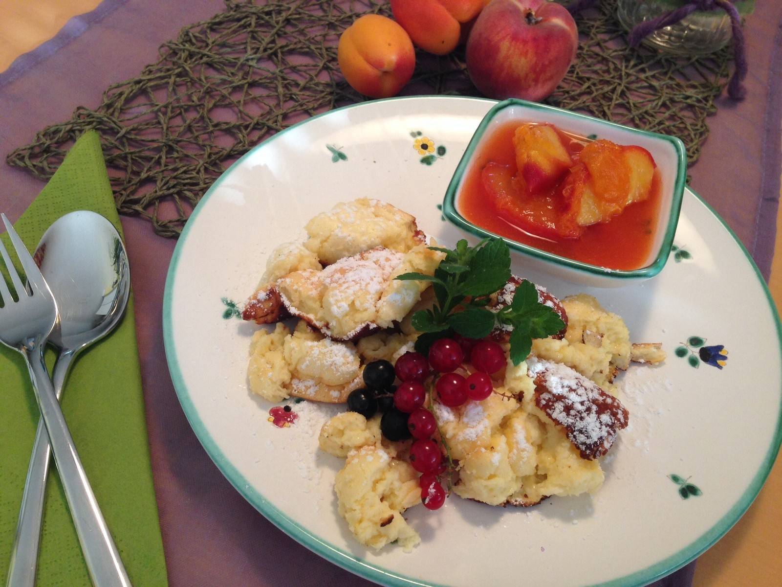 Topfen-Rahm-Schmarren mit Marillen-Pfirsich-Röster Rezept - ichkoche.de Topfen-Rahm-Schmarren mit Marillen-Pfirsich-Röster Rezept - ichkoche.de