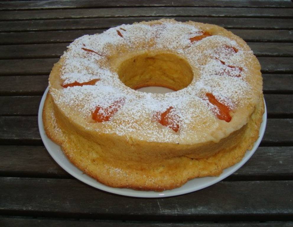 Eierlikörkuchen mit Marillen Eierlikörkuchen mit Marillen