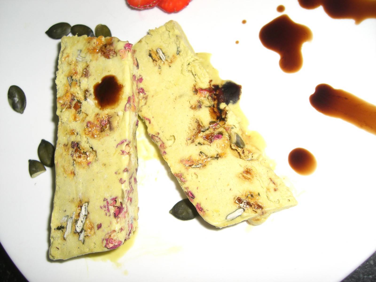 Kürbiskernöl Parfait mit Krokant und Rosenblättern Rezept - ichkoche.de Kürbiskernöl Parfait mit Krokant und Rosenblättern Rezept - ichkoche.de