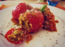 Vegetarisch gefüllte Tomaten mit gesunder Soße Vegetarisch gefüllte Tomaten mit gesunder Soße