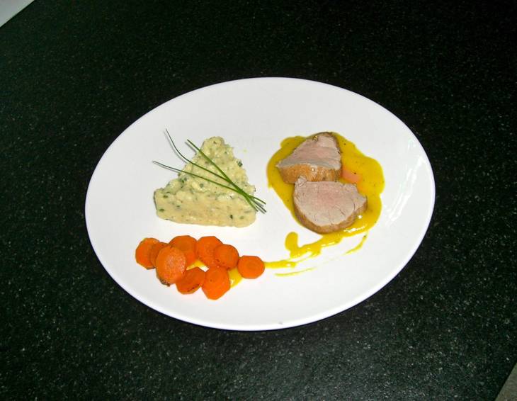 Schweinsfilet mit Kartoffelpüree an Senfsauce und Karotten