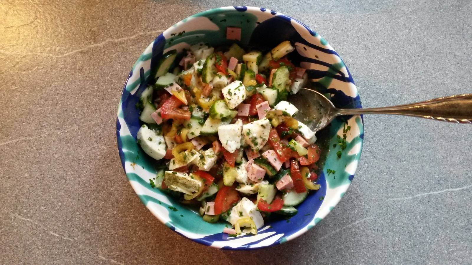 Bunter Salat mit Mozzarella