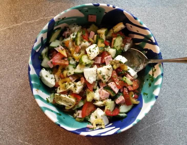 Bunter Salat mit Mozzarella Bunter Salat mit Mozzarella