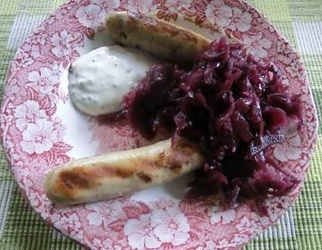 Bratwürstel mit Rotkraut und Kräuter-Knoblauchsauce Bratwürstel mit Rotkraut und Kräuter-Knoblauchsauce