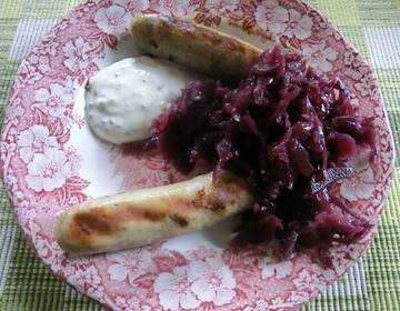 Bratwürstel mit Rotkraut und Kräuter-Knoblauchsauce