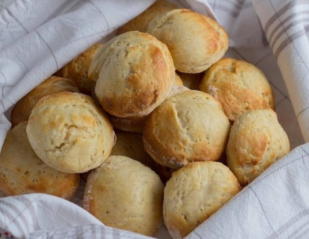 Scones mit Rahm und weißer Schokolade Scones mit Rahm und weißer Schokolade