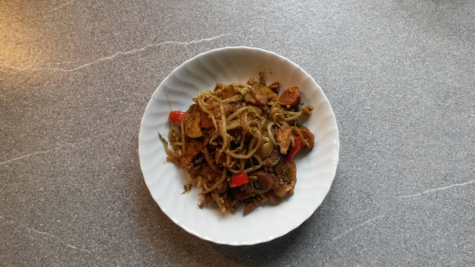 Gebratener Reis mit Sojasprossen Rezept - ichkoche.de Gebratener Reis mit Sojasprossen Rezept - ichkoche.de