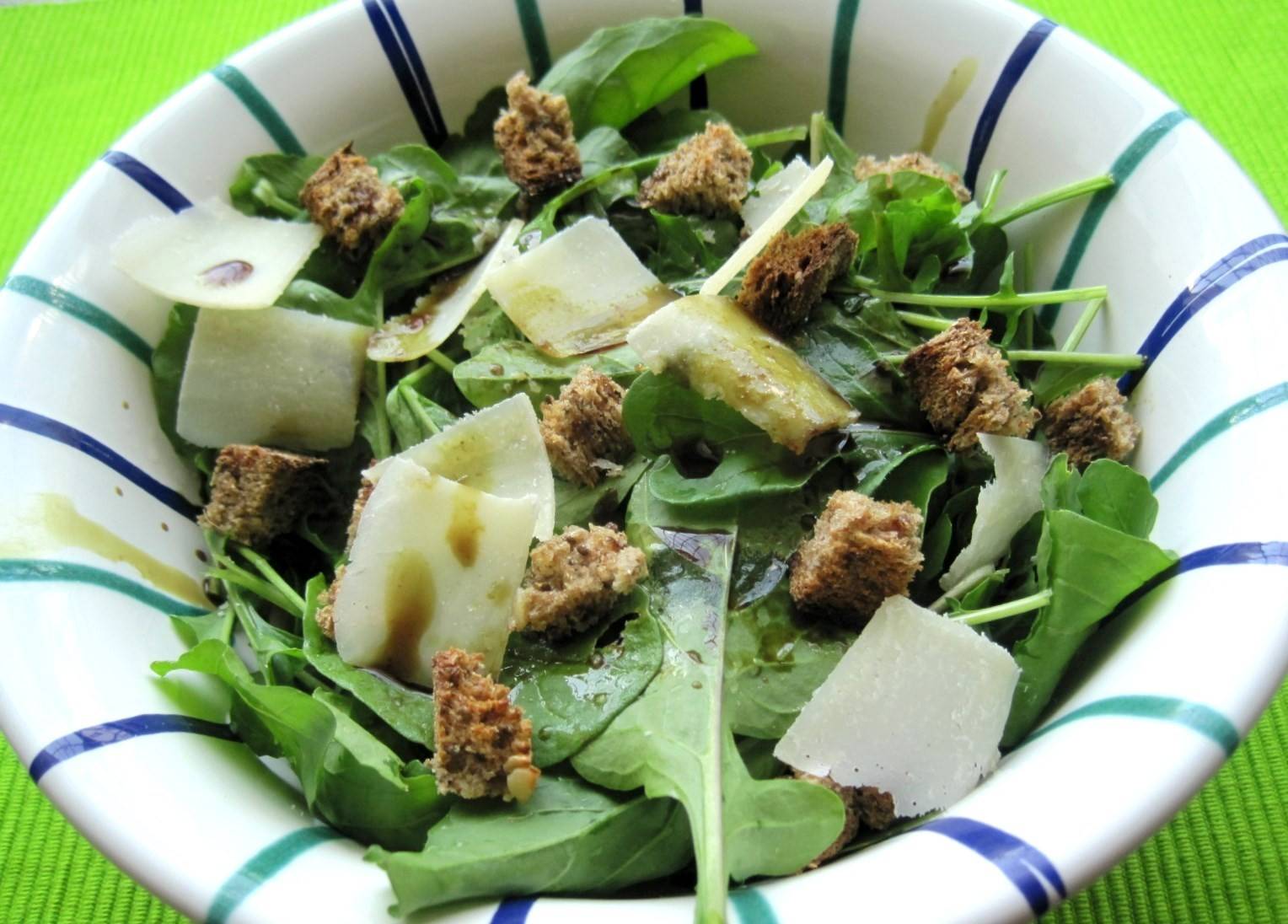 Rucolasalat mit Parmesan und Kürbiskernöl