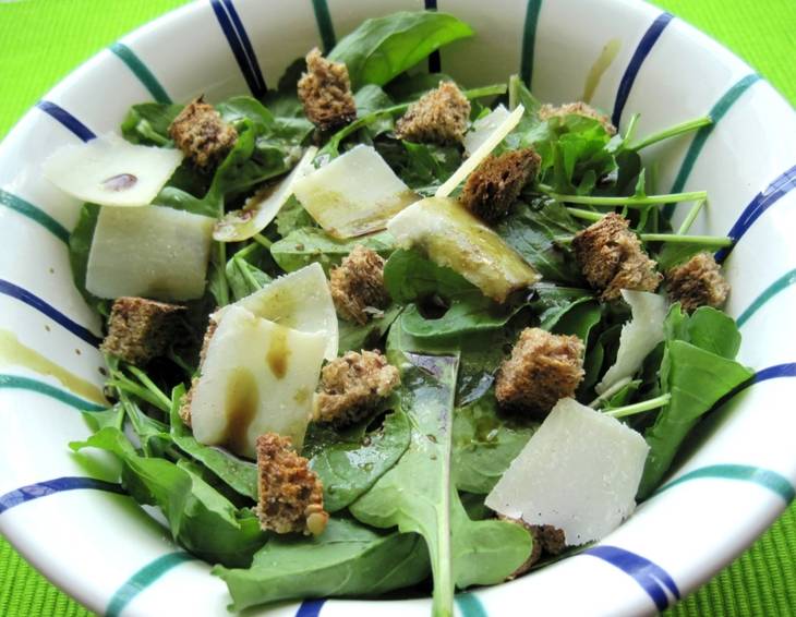 Rucolasalat mit Parmesan und Kürbiskernöl Rucolasalat mit Parmesan und Kürbiskernöl