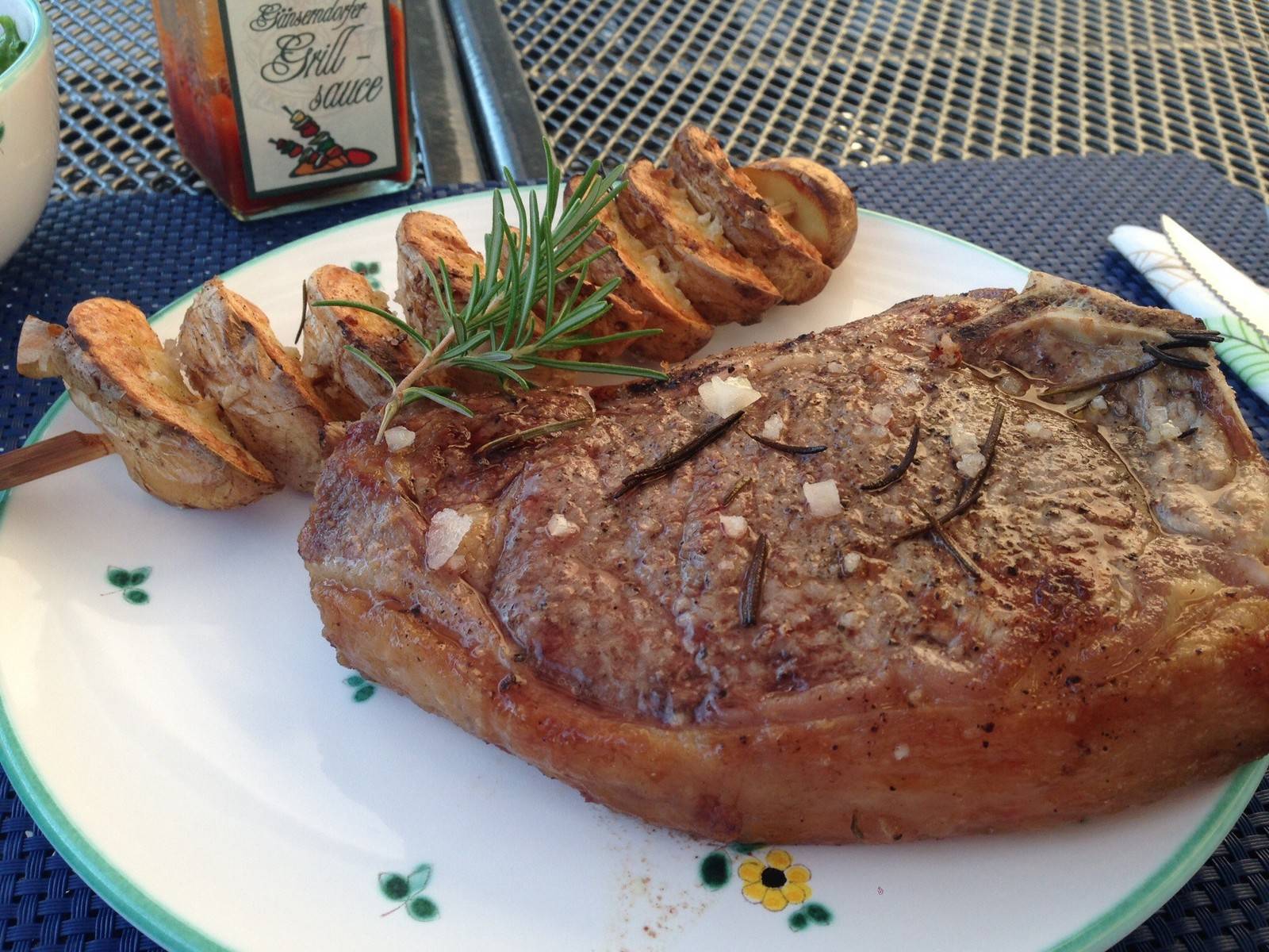 Ribeye Steak vom Grill mit Erdäpfelspieß