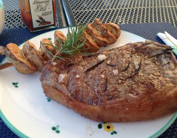 Ribeye Steak vom Grill mit Erdäpfelspieß