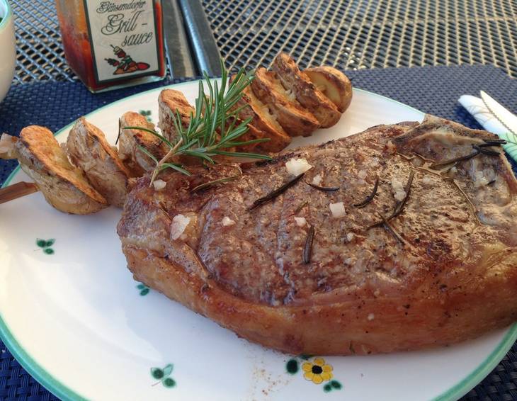 Ribeye Steak vom Grill mit Erdäpfelspieß