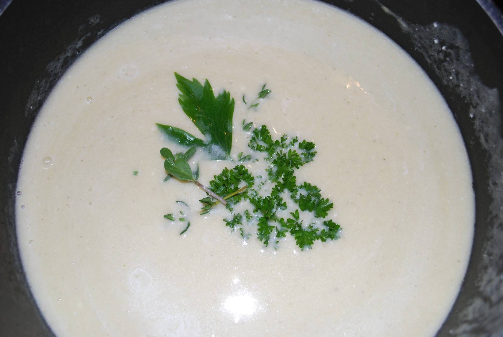 Zucchinicremesuppe mit Creme fraiche Rezept - ichkoche.ch