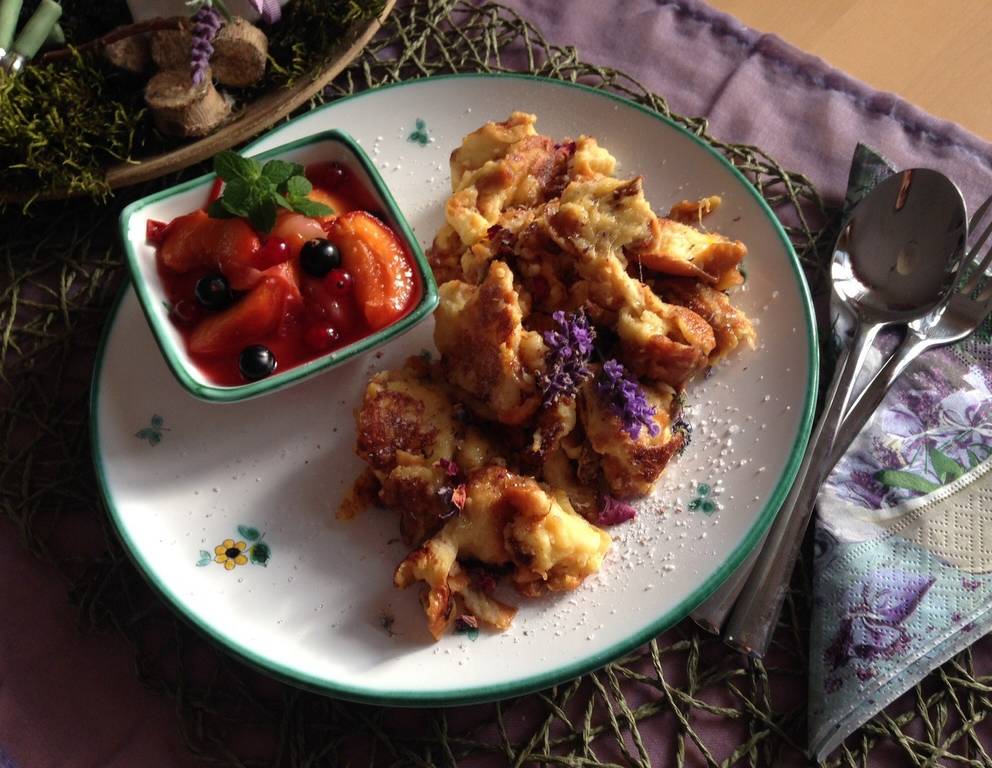 Brioche-Schmarren mit sommerlichem Kompott Brioche-Schmarren mit sommerlichem Kompott