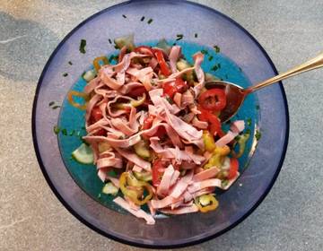 Bunter Salat mit Extrawurst
